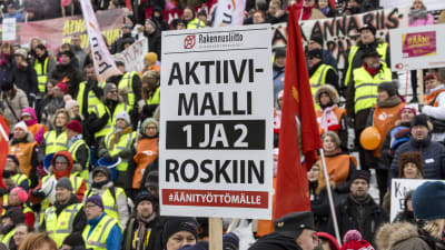 Aktiivimallia vastustava mielenosoitus Helsingin Senaatintorilla.