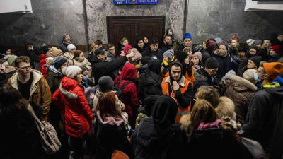 Trängsel vid tågstationen i Lviv då människor försöker få plats på tåg ur Ukraina.