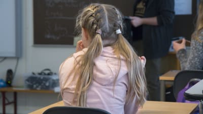 Flicka i klassrum