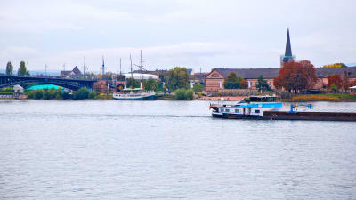 Kyrktorn och broar i staden Mainz i Tyskland vid Rehnfloden. 