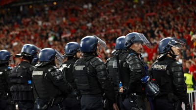 Polis iakttar Liverpool-fans under Champions League-finalen 2022.