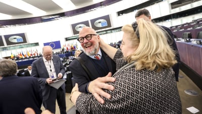 Nyvalda vicetalmannen Marc Angel omfamnas av en kollega i Europaparlamentet