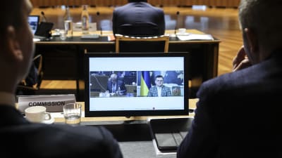Ukrainas utrikesminister via videolänk på en datorskärm vid EU:s utrikesministermöte