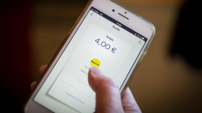 MobilePay-sovelluksella maksamista käynnylällä S-ryhmän kaupoissa, 27.2.2018.