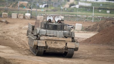 Israeliskt militärfordon vid gränsen till Gaza