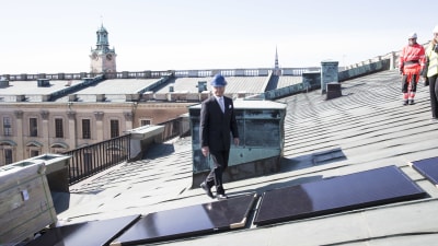 Kung Carl XVI Gustaf inspekterar de nya solpanelerna som har installerats på Stockholms slott.