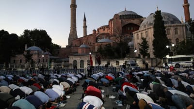 Muslimer ber på marken utanför Hagia Sofia.