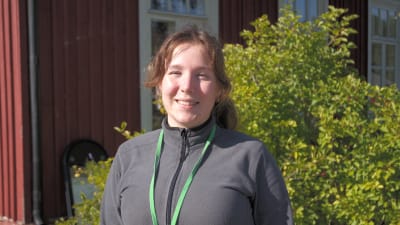 Guiden Jennni Hiltunen står framför restaurangen på Örö