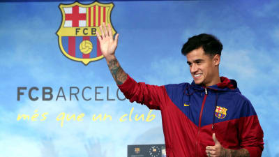 Philippe Coutinho vinkar och visar tummen upp.