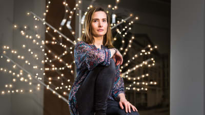 Jenny Jägerhorn-Tabermann istuu tuolilla.