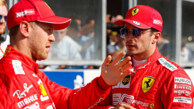 Sebastian Vettel och Charles Leclerc talar med varandra.