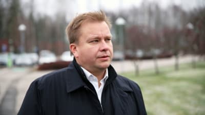 Antti Kaikkonen står vid park och ser snett in i kameran.