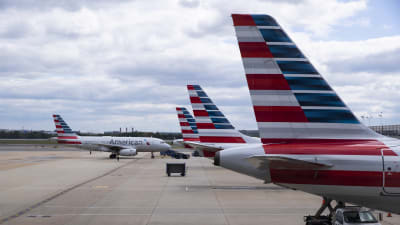 Världens tredje största flygbolag American Airlines måste hålla allt fler flygplan på marken på grund av coronapandemin. 