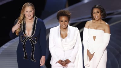 Amy Schumer, Wanda Sykes och Regina Hall som värdar på Oscarsgalan 2022.