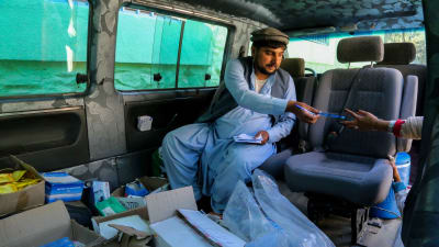 Över 2 500 hälsokliniker har stängts på grund av penningbrist sedan talibanerna tog över Afghanistan. Röda halvmånen har därför upprättat mobila enheter bland annat för att distribuera medicin.