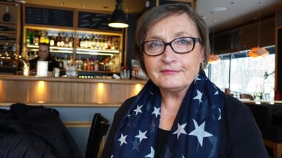 Sari Glad sitter i restaurang Bistro i Borgå