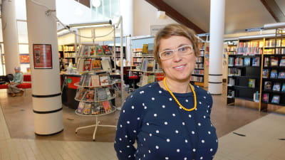 Malin Hollmén ansvarar för bibliotekstjänsterna i Sibbo