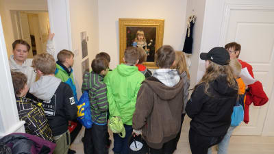 Elever tittar på porträttet av Mary Dagmar Ehrnrooth.