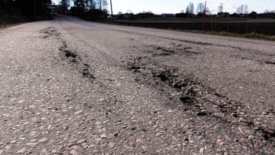 Det finns gropar överallt längs med Pernåvägen.