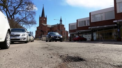 Även i centrum av Lovisa finns stora gropar i vägen.
