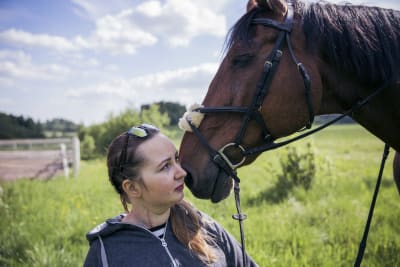 Nicole Hellberg med sin häst.