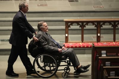Presidenterna George H.Bush och Geroge H.W. Bush, i rullstol