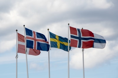 De fem nordiska flaggorna vajar i vinden.