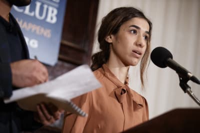 Fredspristagaren Nadia Murad under en presskonferens i Washington