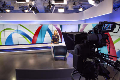 Pia Pasanen YLE uutisten uudessa uutisstudiossa