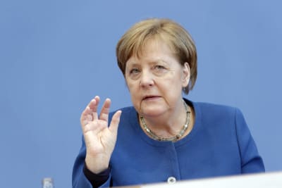 Angela Merkel i blå kavaj.