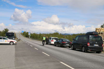 Norsk polis kollar bilisternas id i juli vid finlands och Norges gräns.