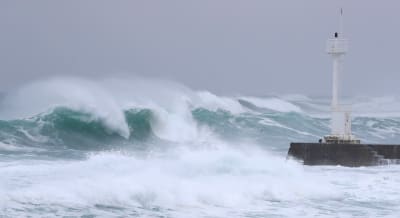 Havet stormar utanför staden Seogwipo på den sydkoreanska ön Jeju. Tyfonen Haishen härjar i området.
