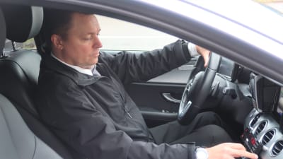 Taxichaufför Joakim Hellström, anställd vid Lähitaksi, i sin taxibil.