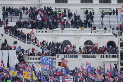 Demonstranter i kongressbyggnadens trappor.