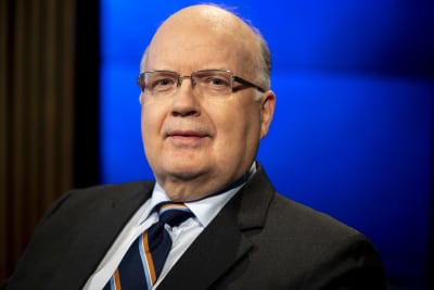 Professor Peter Lund, som tittar in i kameran