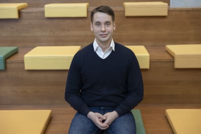 Henrik Wickström sitter på en trappa.