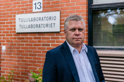 Hannu Sinkkonen Tullilaboratorion edustalla.