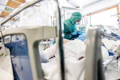 En sjukskötare Evelin Prees vårdar en coronapatient på intensivvårdsavdelningen.