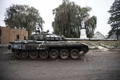 En skadad stridsvagn vid staden Izium efter att ryska styrkor retirerat. 