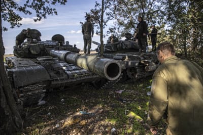 Två ukrainska stridsvagnar i en skogsdunge