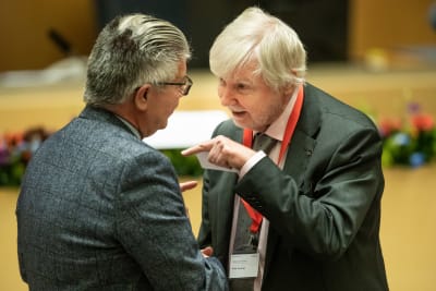  Erkki Tuomioja pekar med fingret på Hans Wallmark i en intensiv debatt