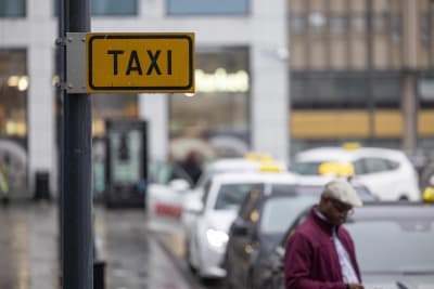 Taxibilar i kö vid järnvägsstationen i Böle i Helsingfors.