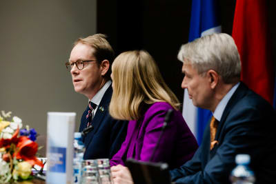 Tobias Billström, Anniken Huitfeldt och Pekka Haavisto på presskonferens