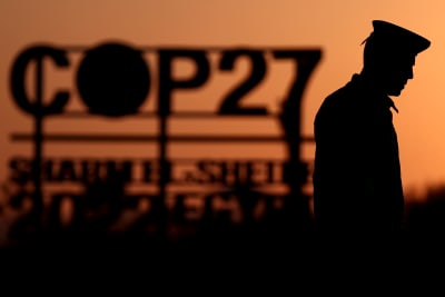 COP27-skylt fotograferad mot solnedgång.