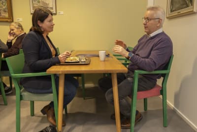 Camilla Söderström ja Markus Jahnsson keskustelevat ruokapöydässä.