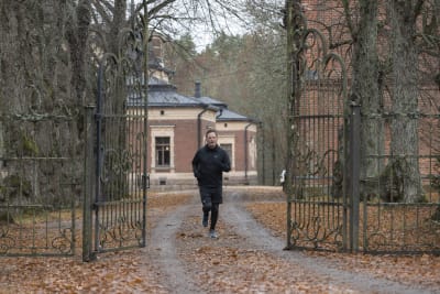 Henrik Creutz springer ut genom portarna vid slottet.
