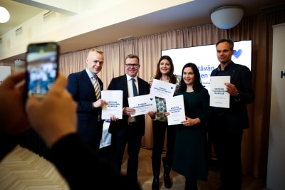 Samlingspartiets Timo Heinonen, Petteri Orpo, Sari Sarkomaa, Sanni Grahn-Laasonen och Kai Mykkänen presenterade en skuggbudget med inkomstskattelättnader för en miljard.