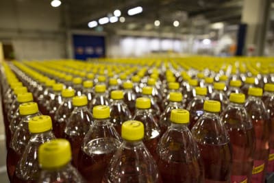 Rader av flaskor på Sinebrychoff-fabriken i Kerava.