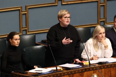 Statsminister Sanna Marin (SDP), finansminister Annika Saarikko (C) och klimatminister Maria Ohisalo (Gröna)