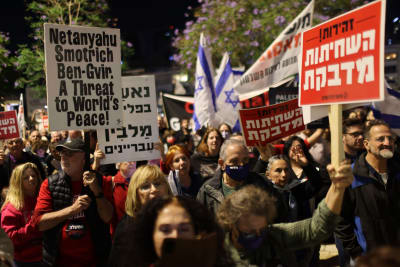 Människor samlas för att protestera mot den högerextrema kommande koalitionsregeringen ledd av premiärministern och Likudpartiets ordförande Benjamin Netanyahu. Tel Aviv den 17 december 2022.